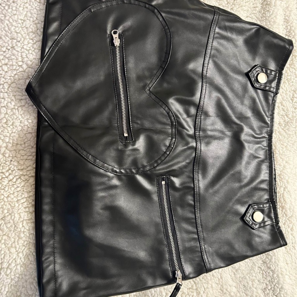 Stylish Black Heart-Accent Women's leather mini skirt (size Small)